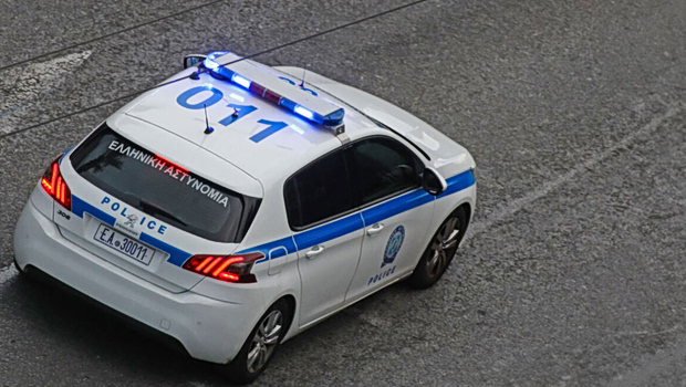 Επεισοδιακή καταδίωξη στο Παλαιό Φάληρο - Ύποπτο ΙΧ εμβόλισε περιπολικό και τράπηκε σε φυγή