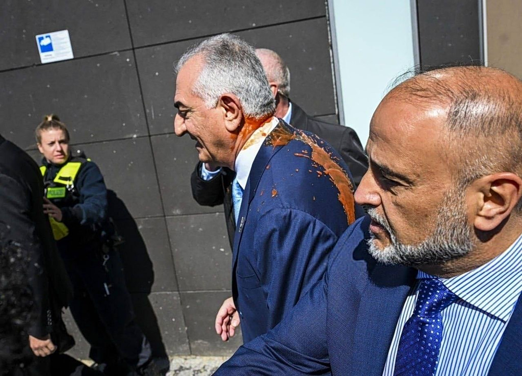 Βερολίνο: Η στιγμή που πετούν ντοματοχυμό στον Ρεζά Παχλαβί – Δείτε βίντεο