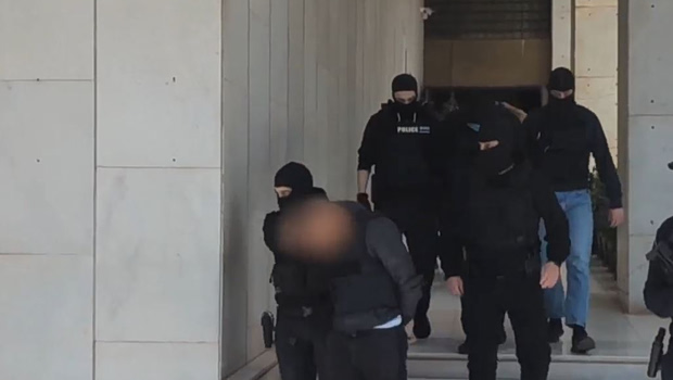 Δολοφονία στον Άγιο Δημήτριο: Η έξοδος του δράστη και των τριών ακόμη συλληφθέντων από τη ΓΑΔΑ