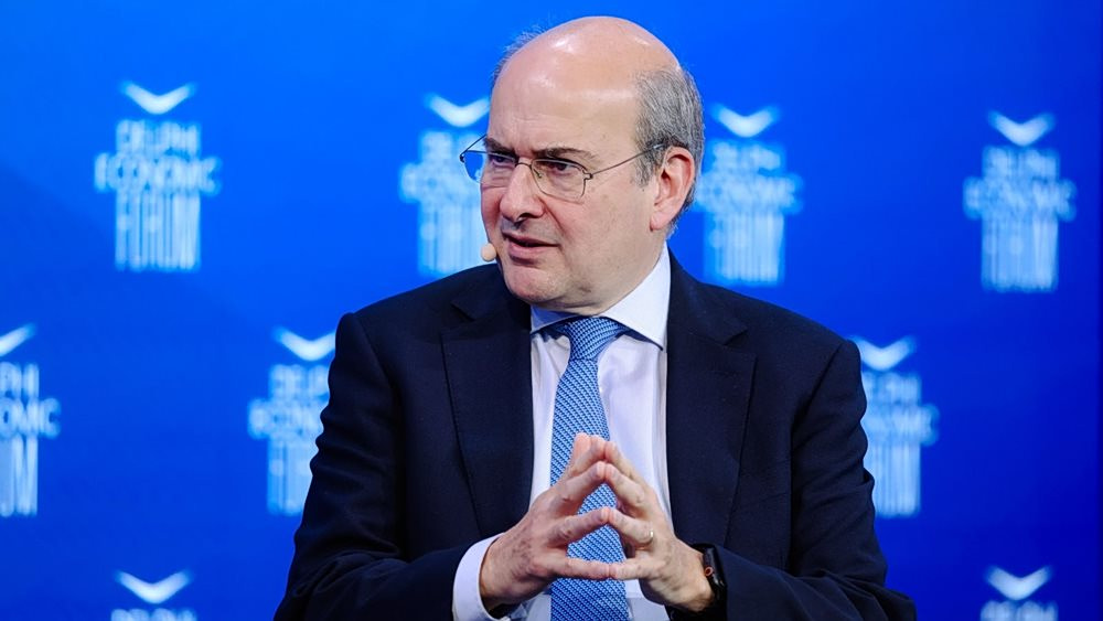 Delphi Economic Forum XI- Χατζηδάκης: Γιατί η κυβέρνηση απορρίπτει τη μείωση του ΦΠΑ – Για Κοβέσι: «Να είμαστε σοβαροί και σεμνοί»