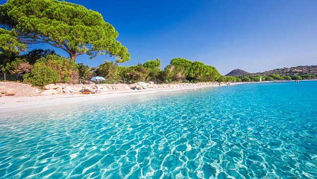 «Απάτητες παραλίες»: Οι 251 που απαγορεύονται ξαπλώστρες και ομπρέλες