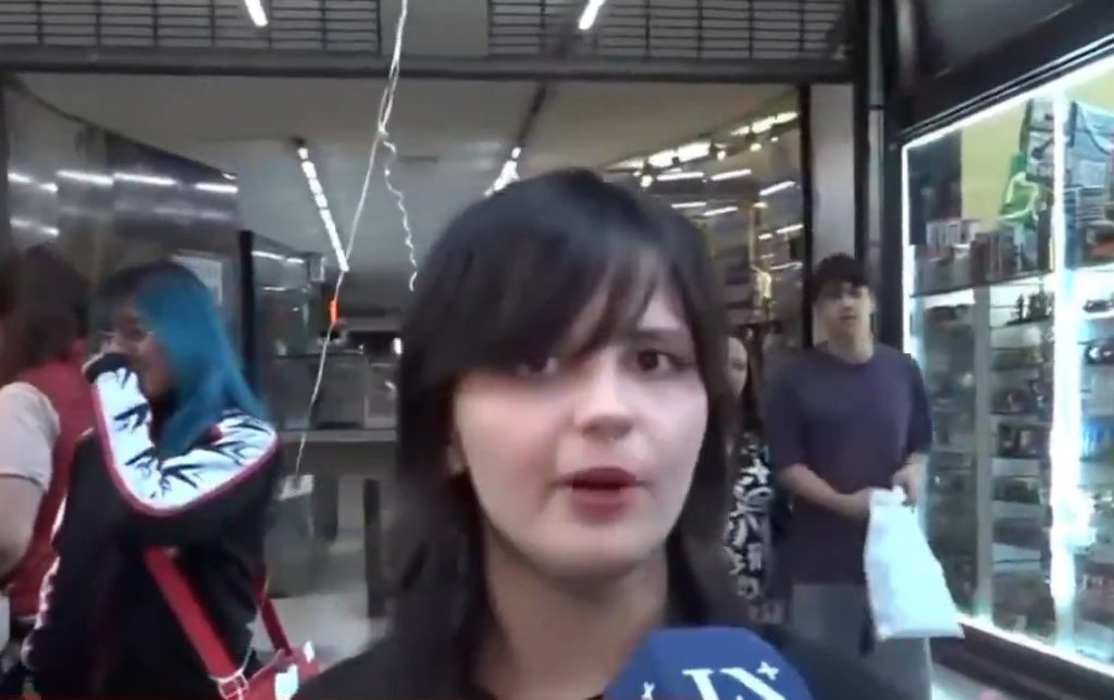 Viral στιγμή: Έξαλλη κοπέλα στην Αργεντινή ξεσπά με βρισιές on camera ψάχνοντας τον σύντροφό της (video)