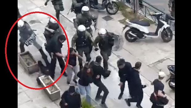 Άνδρας των ΜΑΤ κλώτσησε και έσπρωξε διαδηλώτρια που έπεσε σε ζαρντινιέρα με το κεφάλι - Βίντεο ντοκουμέντο