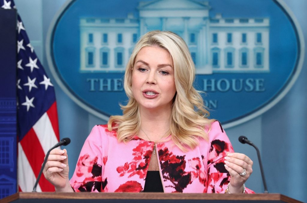 Κάρολαϊν Λέβιτ: Αποχωρεί από τα καθήκοντά της η εκπρόσωπος του Λευκού Οίκου – Τι συνέβη