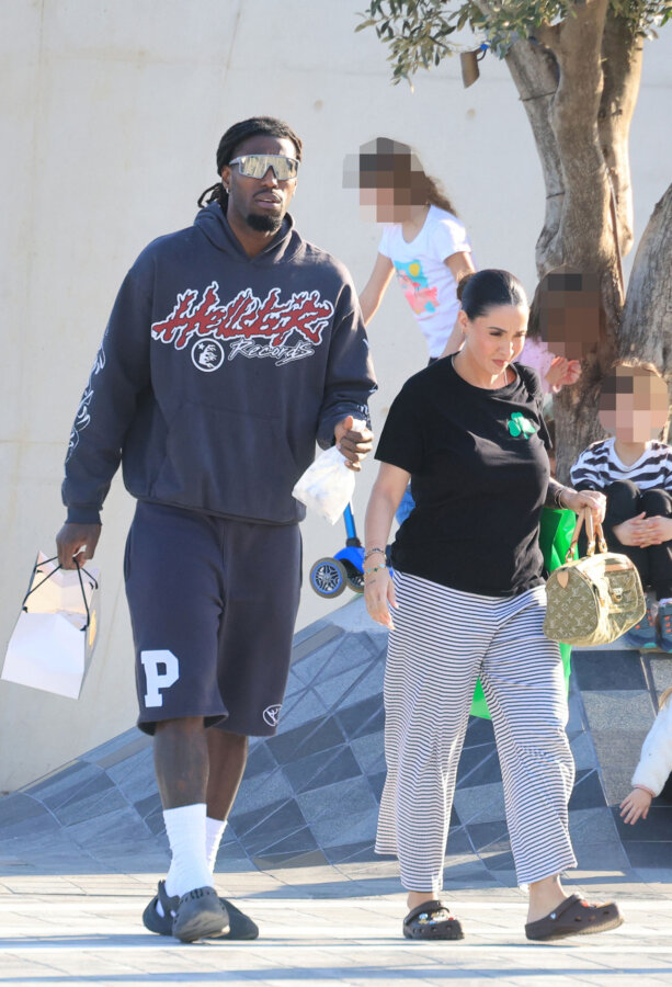 Mathias Lessort: Χαλαρή βόλτα στη Γλυφάδα με τη σύζυγό του πριν τα playoffs