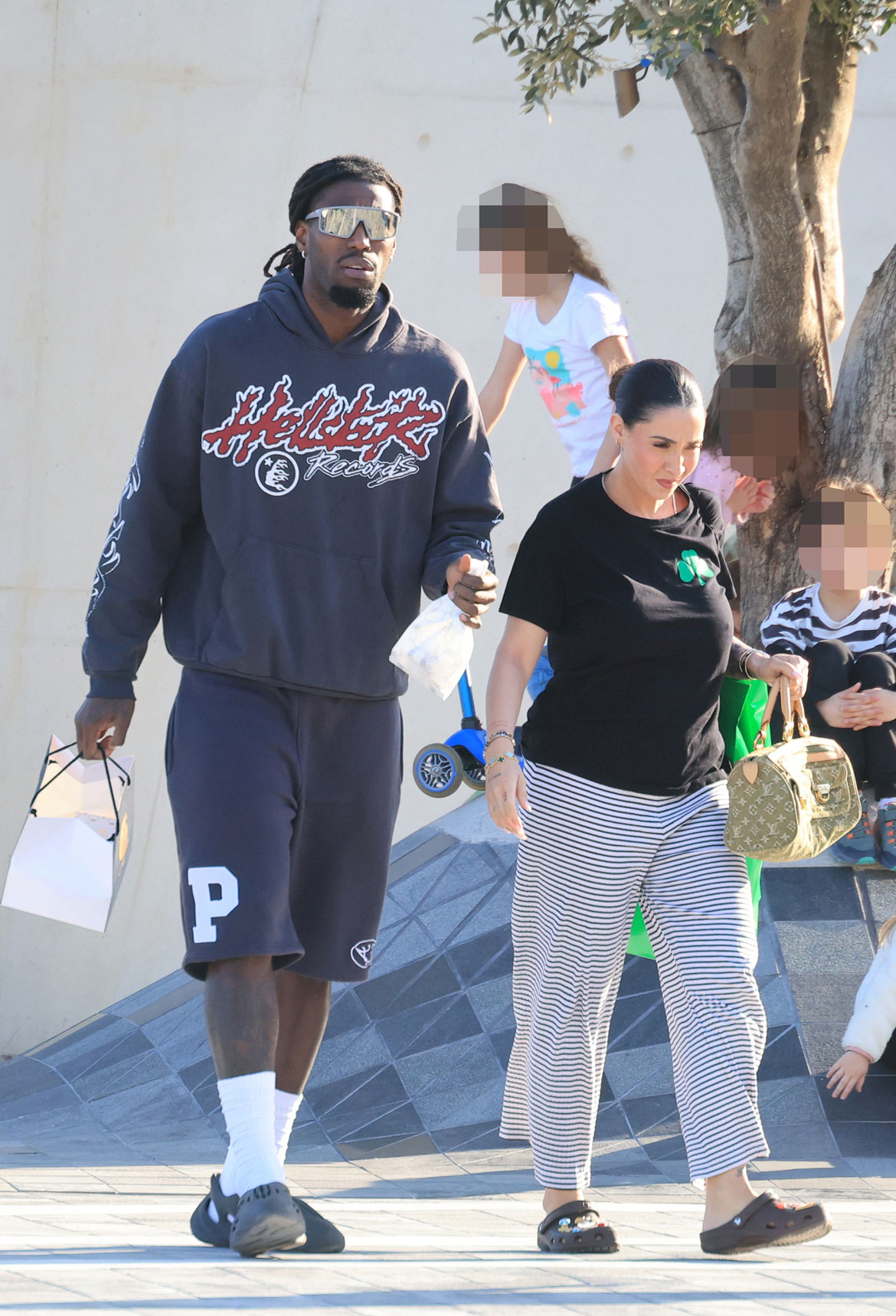 Mathias Lessort: Χαλαρή βόλτα στη Γλυφάδα με τη σύζυγό του πριν τα playoffs