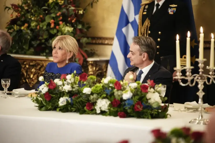 Εμανουέλ Μακρόν – Μπριζίτ Μακρόν: Η κομψή εμφάνιση στο Προεδρικό Μέγαρο για το επίσημο δείπνο
