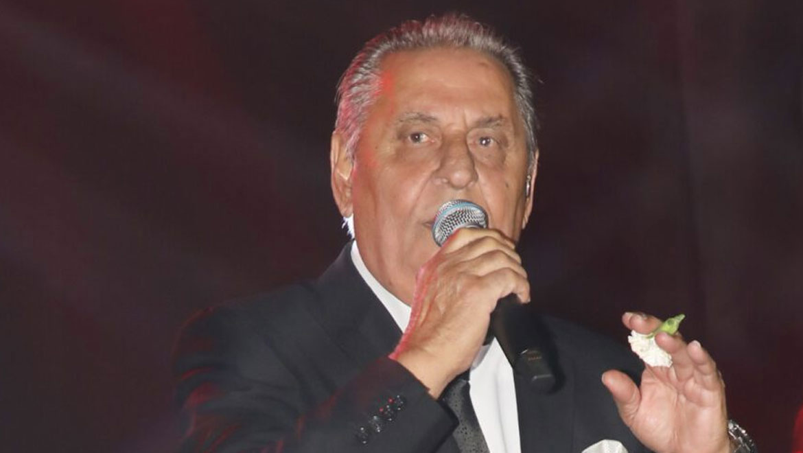 Viral στιγμιότυπο: Ο Ζαφείρης Μελάς διέκοψε το live και άφησε το κοινό άφωνο!