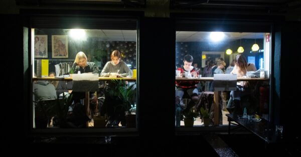 Reading parties: Όταν δίνεις ραντεβού με φίλους για να διαβάσετε όλοι μαζί βιβλία