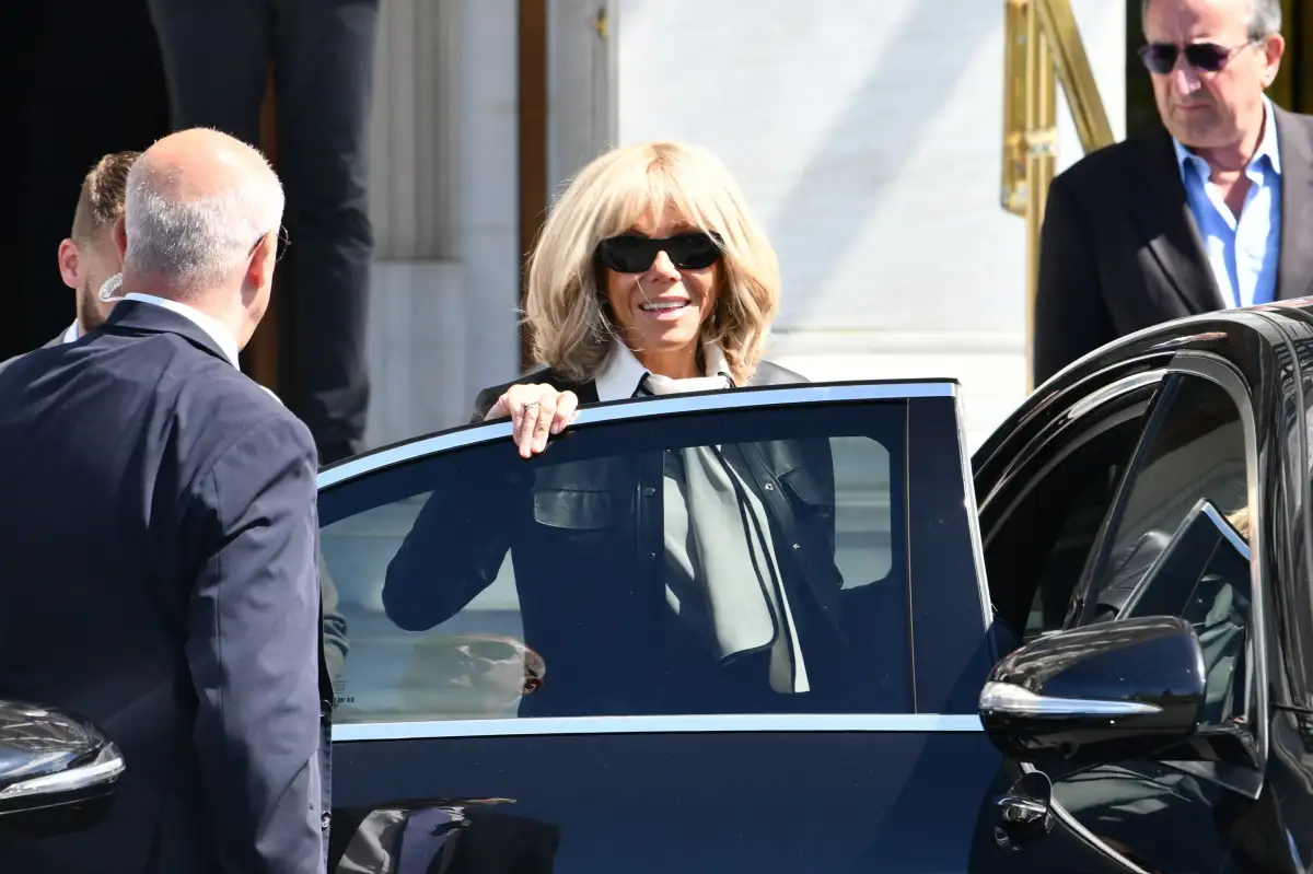 Μπριζίτ Μακρόν: Με μίνιμαλ κομψό σύνολο στη νέα της εμφάνιση στο κέντρο της Αθήνας