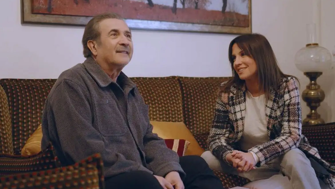 Λύγισε ο Λάκης Λαζόπουλος για τη μητέρα του: «Όταν την βλέπω, αυτό θυμάμαι» - Το δώρο αξίας 60.000 ευρώ που της έκανε