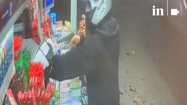 Νότια Προάστια: Βίντεο ντοκουμέντα από τη δράση των ανηλίκων που χτυπούσαν περίπτερα και βενζινάδικα