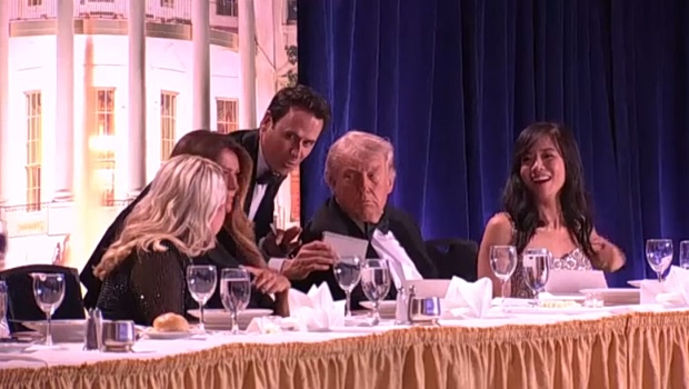 ΗΠΑ: Νέο βίντεο από τους πυροβολισμούς στο δείπνο Τραμπ - Γιατί φυγαδεύτηκε πρώτος ο αντιπρόεδρος Βανς