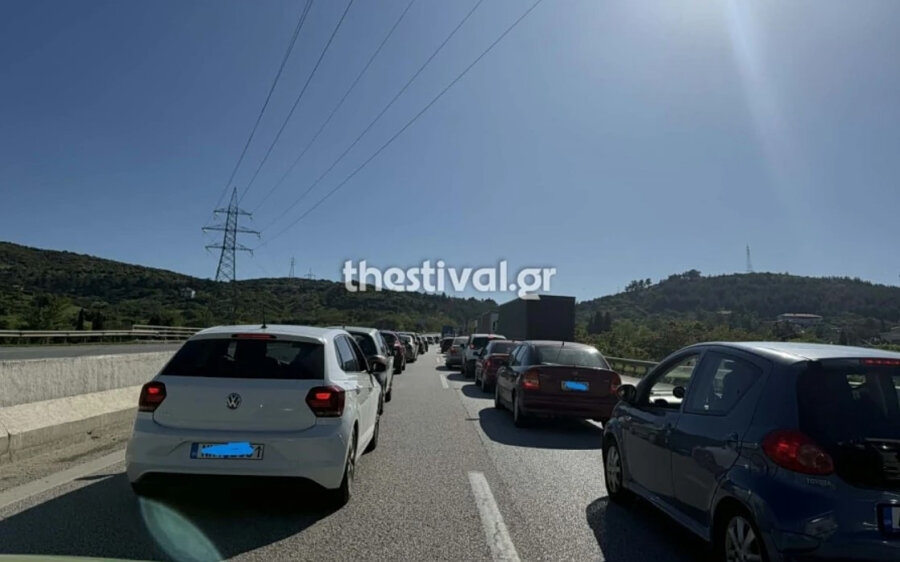 Θεσσαλονίκη: Τροχαίο στο Δερβένι με έναν σοβαρά τραυματία - ΙΧ συγκρούστηκε με μηχανή