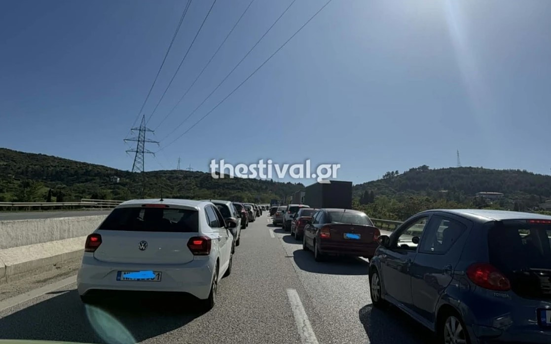 Θεσσαλονίκη: Τροχαίο στο Δερβένι με έναν σοβαρά τραυματία - ΙΧ συγκρούστηκε με μηχανή