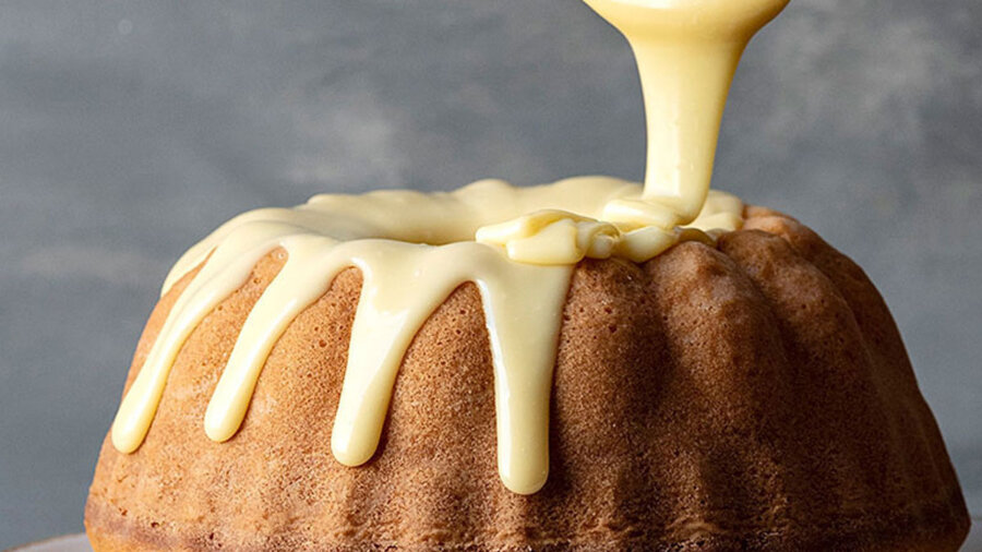 Αφράτο κέικ με λευκή σοκολάτα που λιώνει στο στόμα