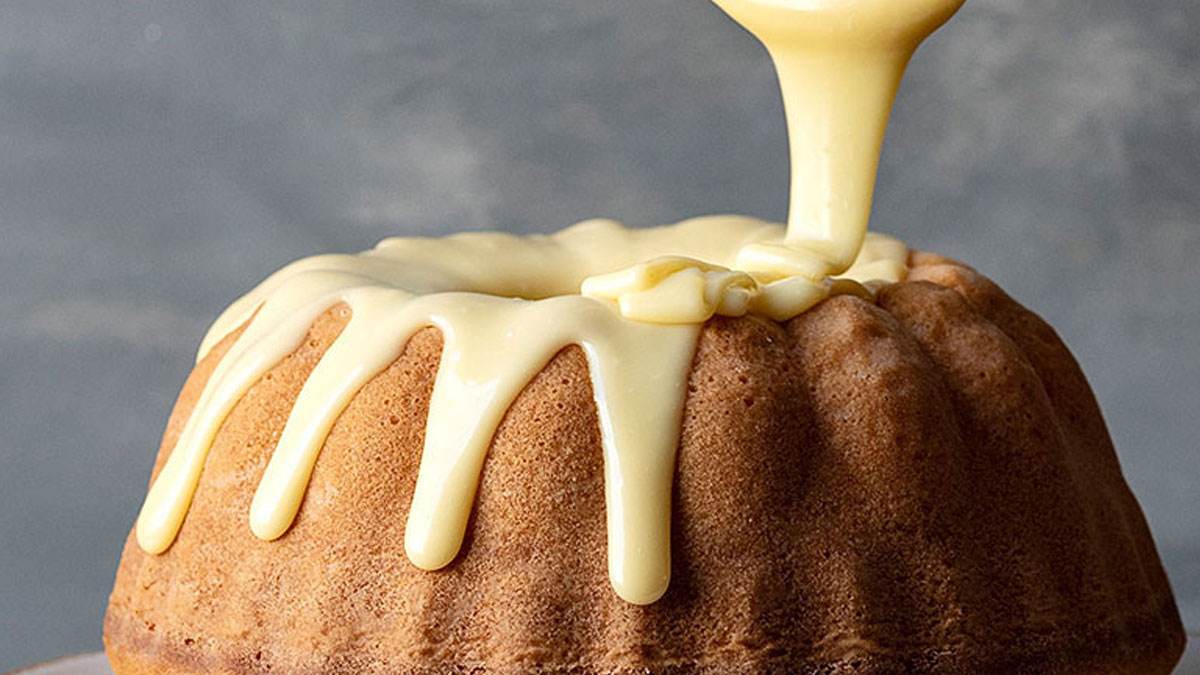 Αφράτο κέικ με λευκή σοκολάτα που λιώνει στο στόμα