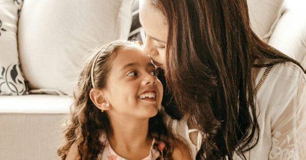 Όταν ένα ζευγάρι επέστρεψε από ταξίδι, η 7χρονη κόρη τους, που είχε μείνει πίσω, τους υποδέχτηκε με μια παθητικο-επιθετική κάρτα