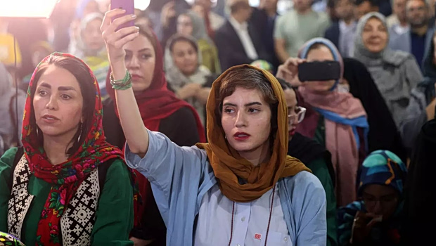 Ιράν: Η μαντίλα πέφτει σιγά-σιγά, αλλά οι περιορισμοί παραμένουν