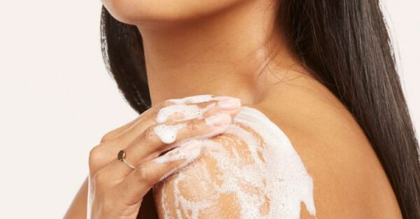 Μπάρα σαπουνιού ή αφρόλουτρο; Η σωστή επιλογή ανάλογα με τον τύπο της επιδερμίδας μας