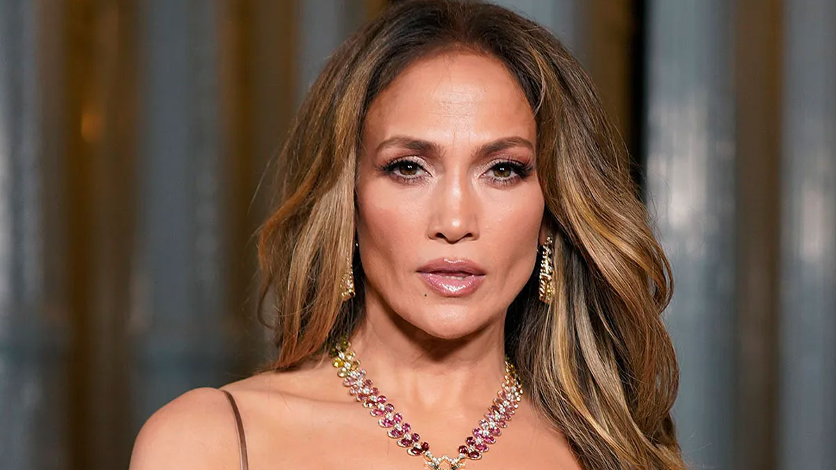 Jennifer Lopez: Εντυπωσιάζει με το γραμμωμένο σώμα της στα 56, μέσα από το γυμναστήριο