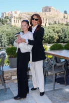 Μιμή Ντενίση: Σπάνια εμφάνιση με την κόρη της, Μαριτίνα Ντενίση στο Dionysos Zonars στην Ακρόπολη
