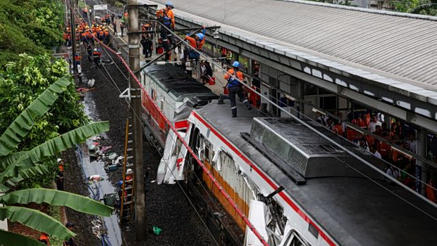 Ινδονησία: Τουλάχιστον 5 νεκροί σε σύγκρουση τρένων - Μεγάλη επιχείρηση έρευνας και διάσωσης