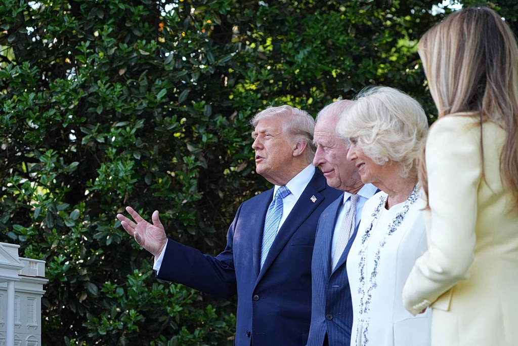 Οι «δύο λέξεις» Τραμπ στον βασιλιά Κάρολο για τον Πούτιν: Όσα δεν κατέγραψαν τα μικρόφωνα