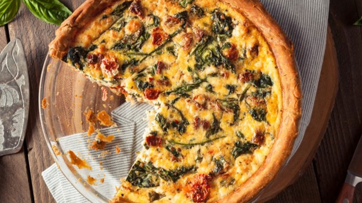 Σπιτική λαχανόπιτα: Τραγανή συνταγή με φρέσκα λαχανικά και φέτα