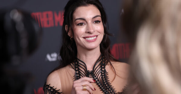 To μπορντό μανικιούρ της Anne Hathaway είναι η απόδειξη ότι οι σκούρες αποχρώσεις μπορούν να φορεθούν και την άνοιξη