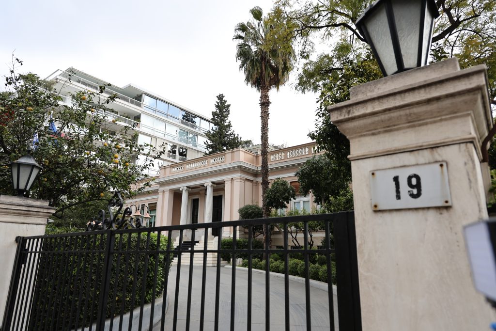 Μέγαρο Μαξίμου: Μηνύματα αποσυσπείρωσης από τις μετρήσεις