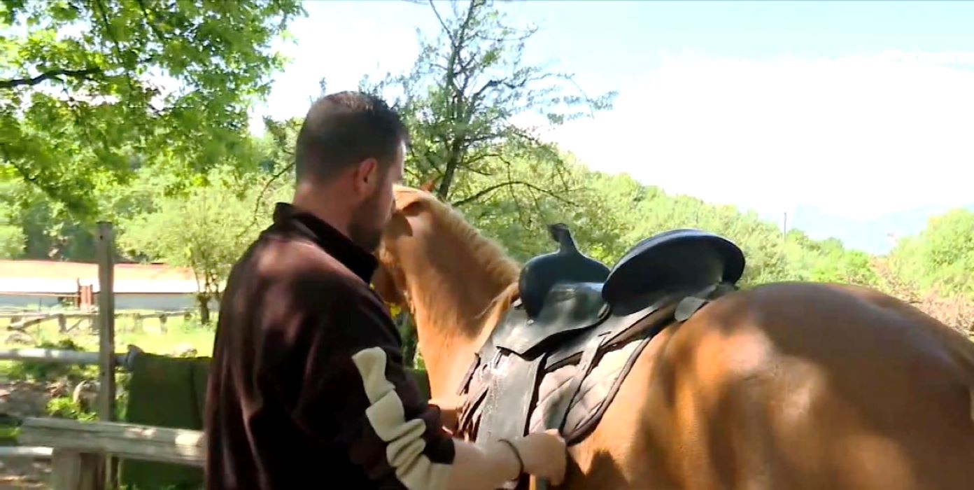 Ανακαλύπτοντας τις ομορφιές των Μετεώρων με άλογο