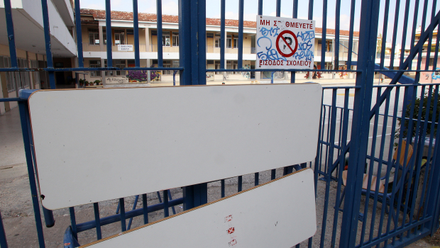 Τραγωδία στον Κολωνό: Διευθύντρια σχολείου έπεσε στο κενό από ταράτσα πολυκατοικίας