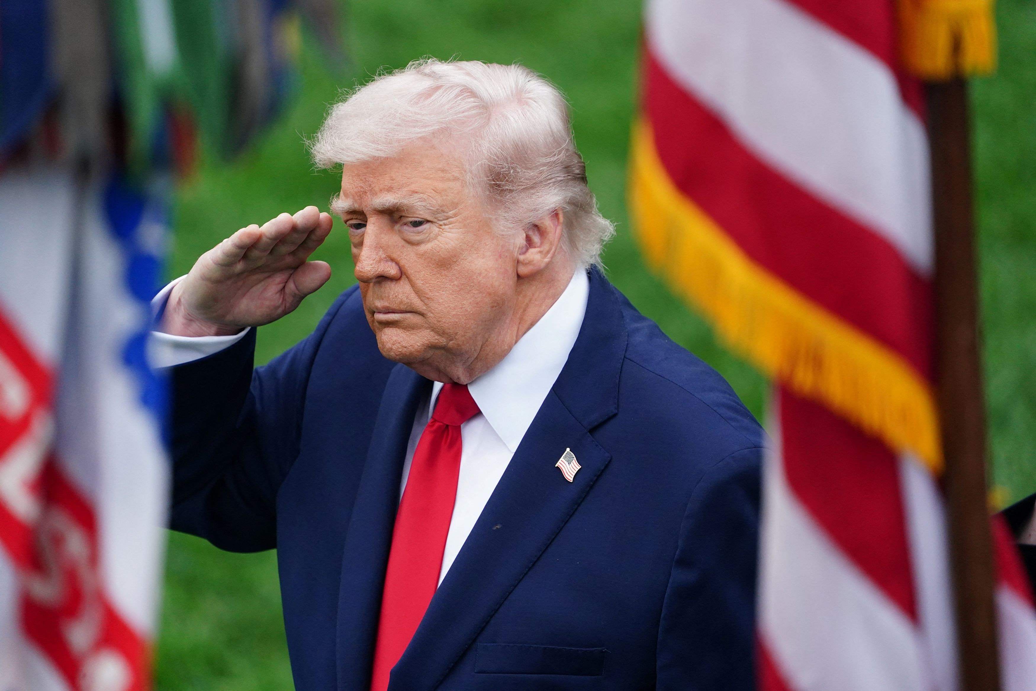 Υπό πίεση ο Τραμπ καθώς ανεβαίνουν οι τιμές καυσίμων, λέει πως το Ιράν ζητά από τις ΗΠΑ να ανοίξουν το Ορμούζ