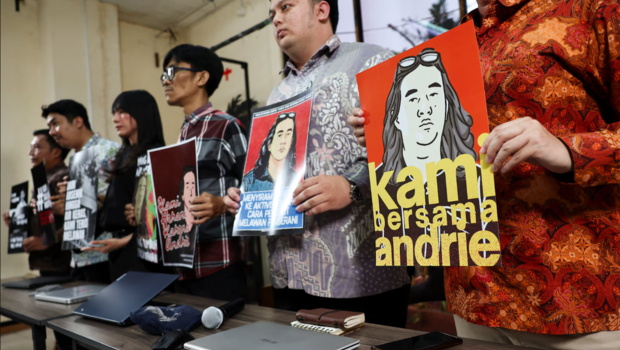 Ινδονησία: Ξεκινά η δίκη στρατιωτικών που οργάνωσαν επίθεση με οξύ εναντίον ακτιβιστή