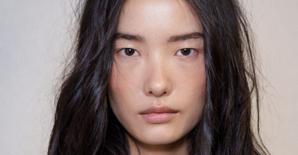 Dry shampoo: Ο απόλυτος σύμμαχός μας για όμορφα, καθαρά μαλλιά χωρίς λιπαρότητα ανάμεσα στα λουσίματα