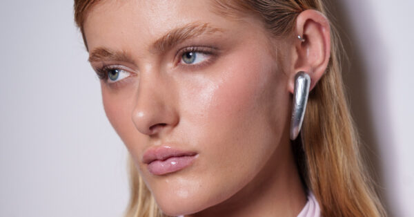 Βιταμίνη C και αντηλιακό: Το δίδυμο περιποίησης που δεν πρέπει να λείπει από την πρωινή ρουτίνα μας