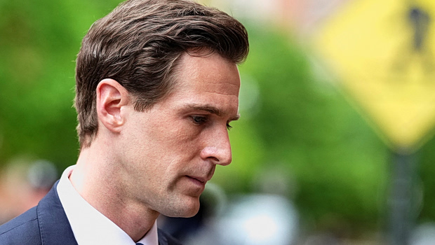 Παραδόθηκε στις αρχές ο πρώην διευθυντής του FBI Τζέιμς Κόμι που κατηγορείται ότι απείλησε τη ζωή του Τραμπ