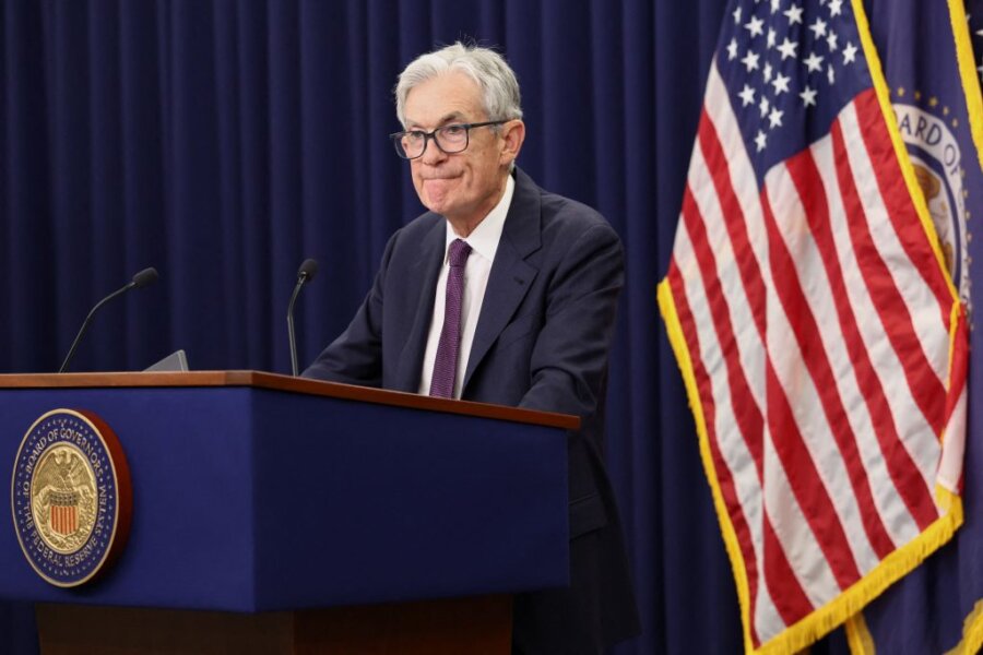 Η Fed διατηρεί αμετάβλητα τα επιτόκια εν μέσω του εντονότερου διχασμού από το 1990