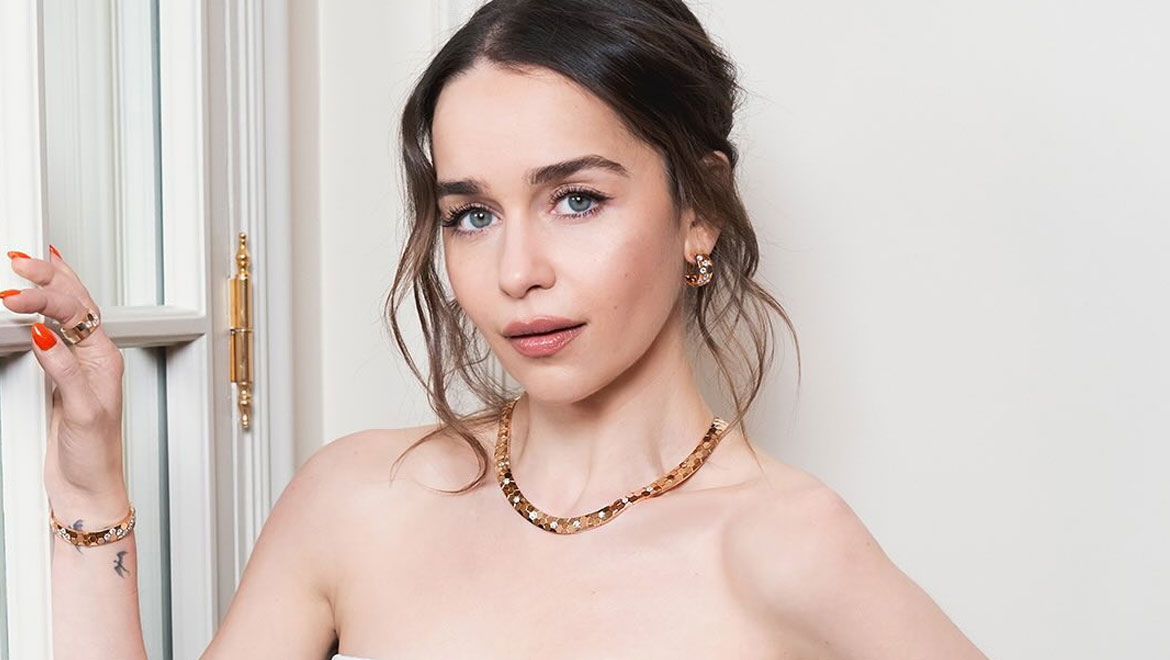 Emilia Clarke: Αλλαγή στα μαλλιά με σικ καρέ και μελί τόνους
