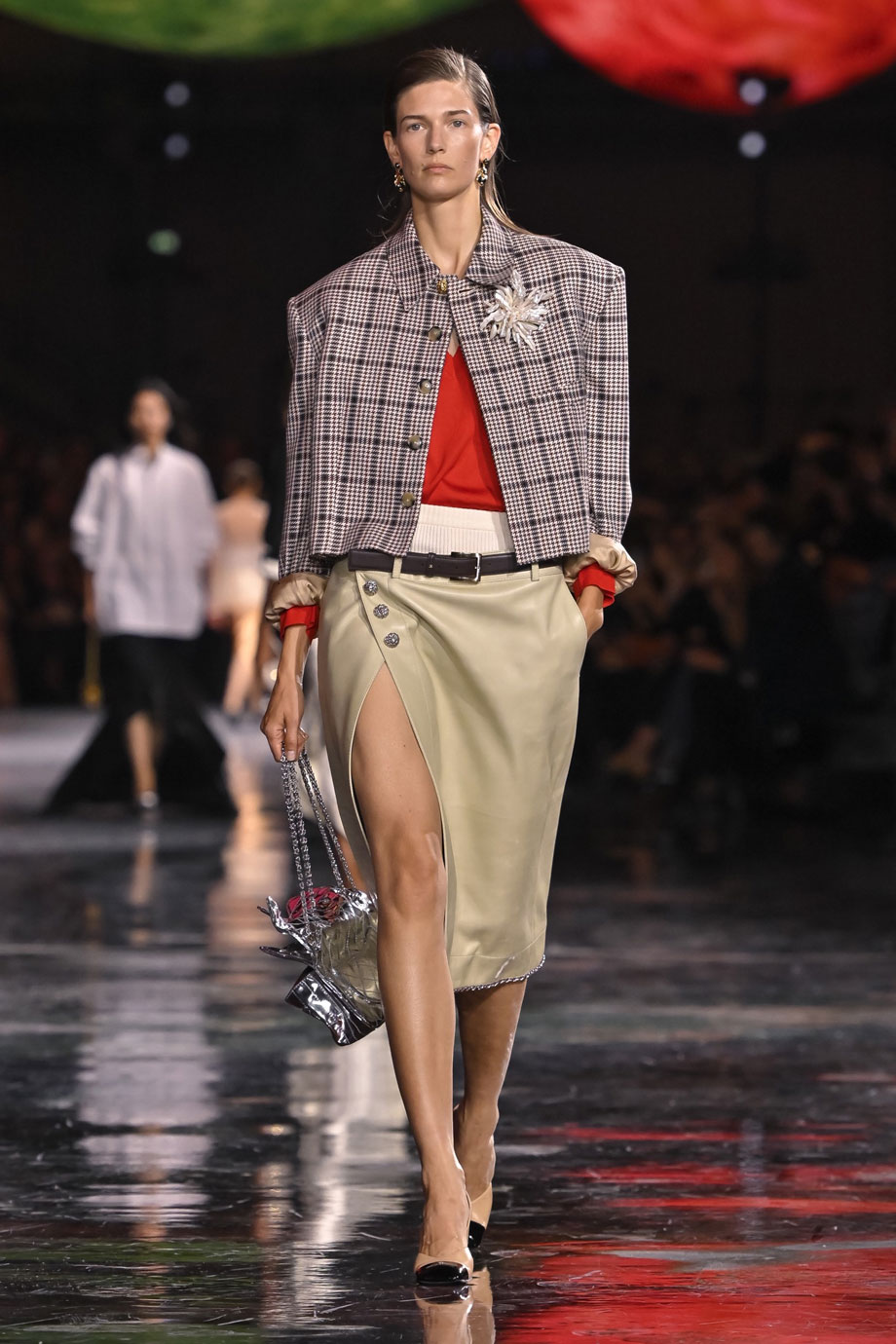 Από το πρωί μέχρι το βράδυ: Πώς να φορέσεις τη φούστα με σκίσιμο