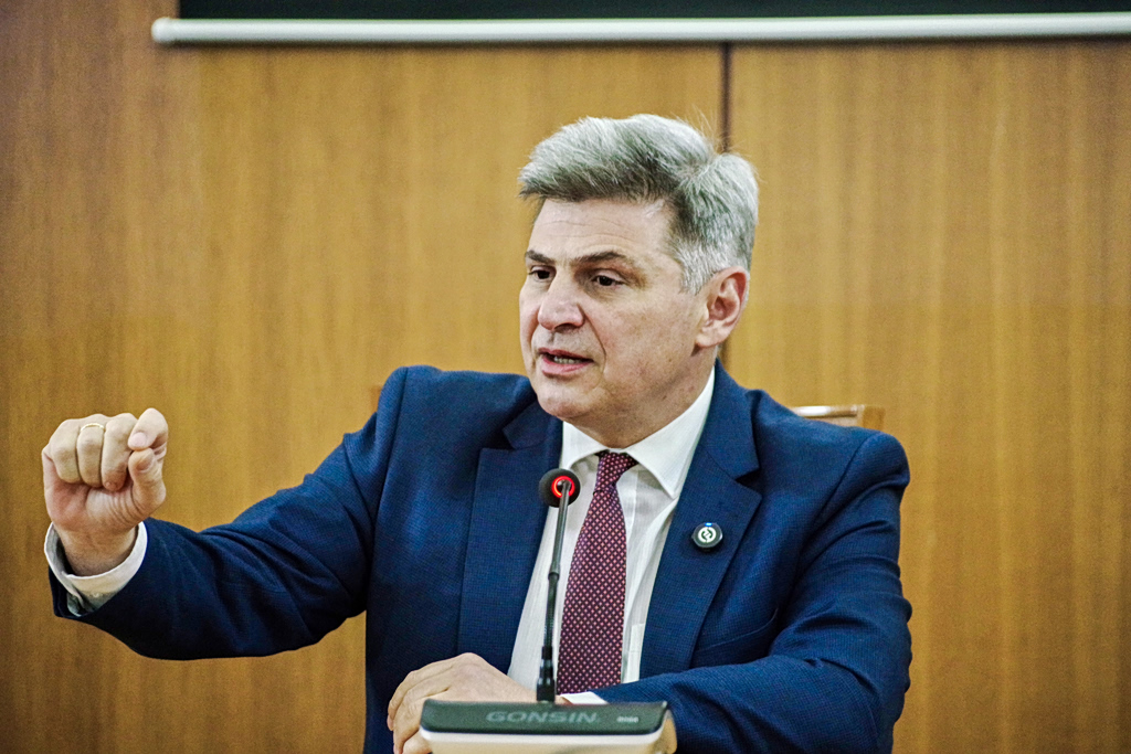 Στο ΠΑΣΟΚ ο Νίκος Φαραντούρης – «Ενώνω τη φωνή μου για διαφάνεια και πολιτική αλλαγή»