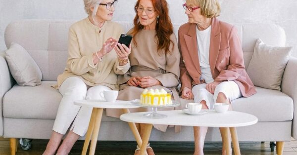 Όταν έμεινε χήρα ένιωσε απελπιστικά μόνη και παραλίγο να μείνει άστεγη: Σήμερα συγκατοικεί με δύο ακόμα γυναίκες