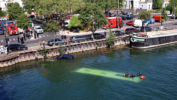 Γαλλία: Λεωφορείο έπεσε στον Σηκουάνα - Στο τιμόνι εκπαιδευόμενος οδηγός, επιχείρηση διάσωσης επιβατών