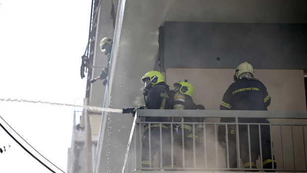 Ίλιον: Καταγγελίες για καθυστερήσεις και έλλειψη νερού στη φωτιά που κατέκαψε ολόκληρη πολυκατοικία