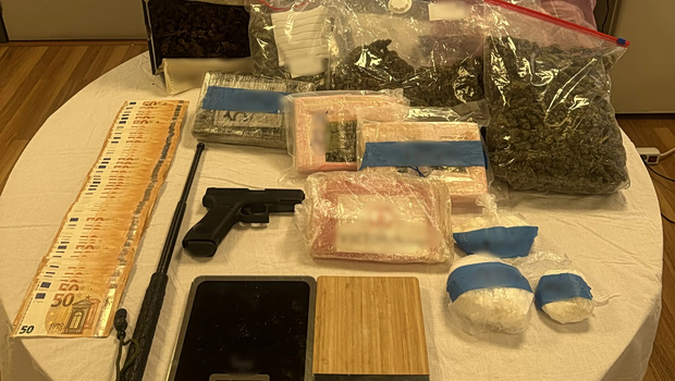 Εξαρθρώθηκε κύκλωμα διακίνησης ναρκωτικών και όπλων – Οκτώ συλλήψεις σε Αττική, Θεσσαλονίκη και Κρήτη