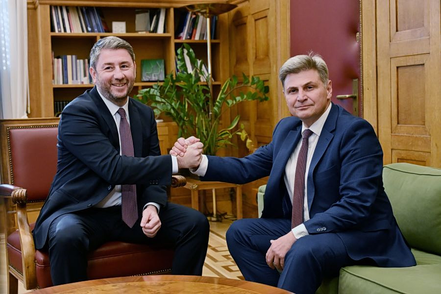 Eπίσημα στο ΠΑΣΟΚ ο Νικόλας Φαραντούρης – Συναντήθηκε με τον Νίκο Ανδρουλάκη