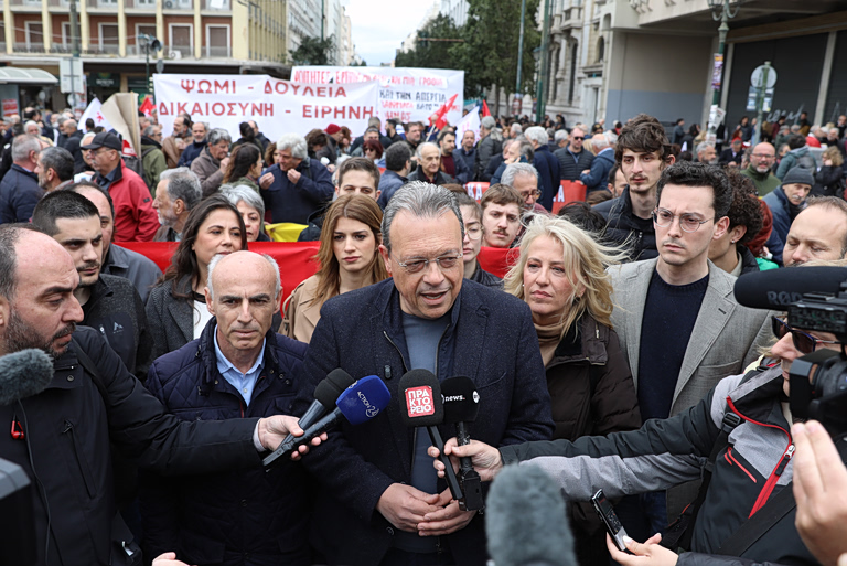 εικόνα που δείχνει τον Σωκράτη Φάμελλο στην πορεία για την εργατική Πρωτομαγιά