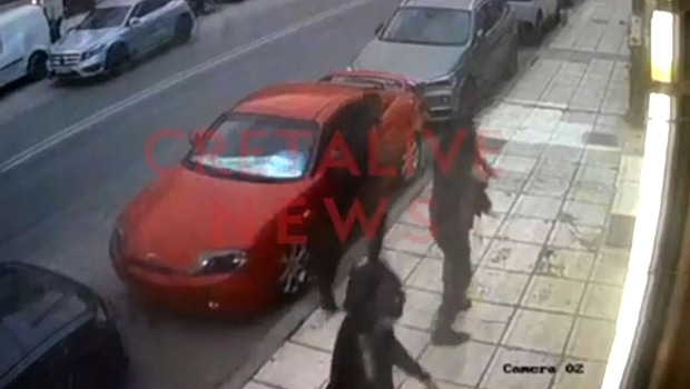 «Έφαγαν πόρτα» και γύρισαν για εκδίκηση - Βίντεο ντοκουμέντο από αιματηρή επίθεση έξω από μπαρ στην Κρήτη