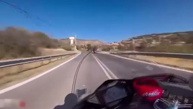 Ετρεχε με 240 χλμ/ώρα στην παλαιά ΕΟ Ελευσίνας-Θήβας - Πώς ταυτοποιήθηκε ο 37χρονος οδηγός μηχανής